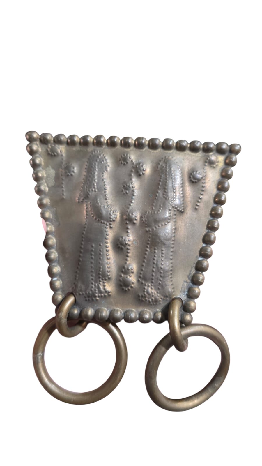 Item decorativo de pendurar em metal ricamente cinzelado com imagem sacra