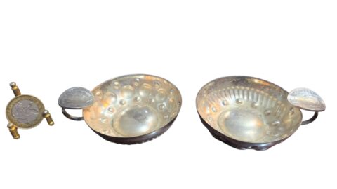 Cinzeiro francês em metal ornamentado, com moeda antiga na alça. (valor unitário)