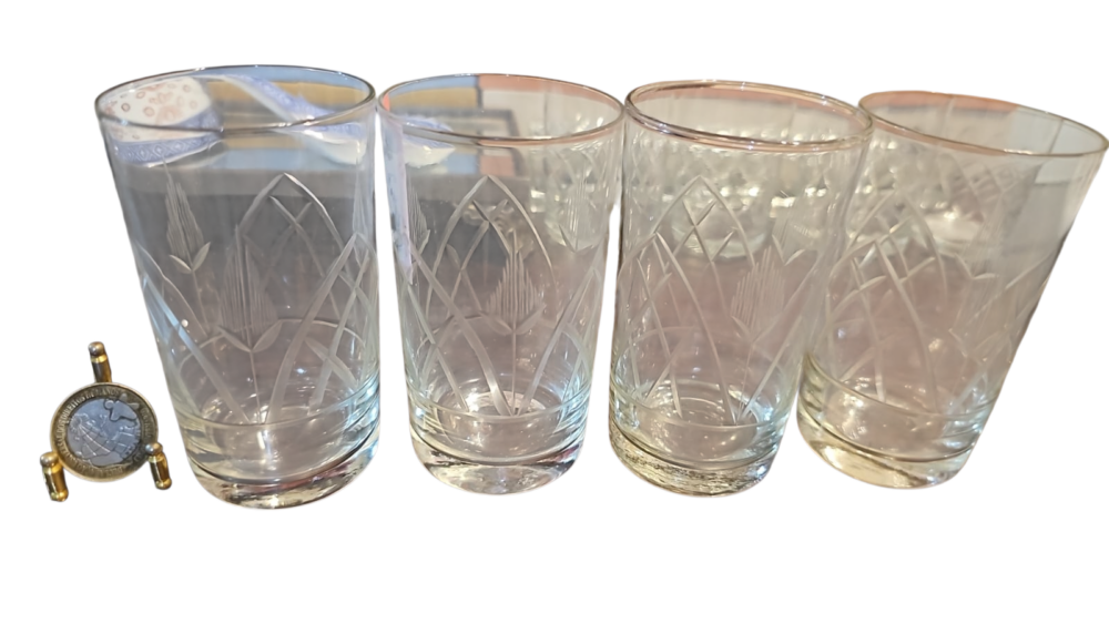 Copos de cristal com belas lapidações