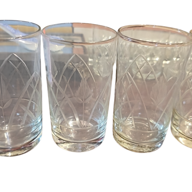 Copos de cristal com belas lapidações