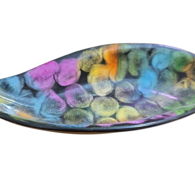 Elegante travessa pintada a mão, peça assinada