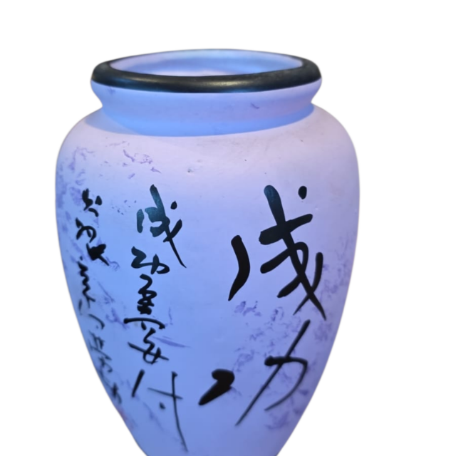Vaso de cerâmica com arte oriental pintada a mão