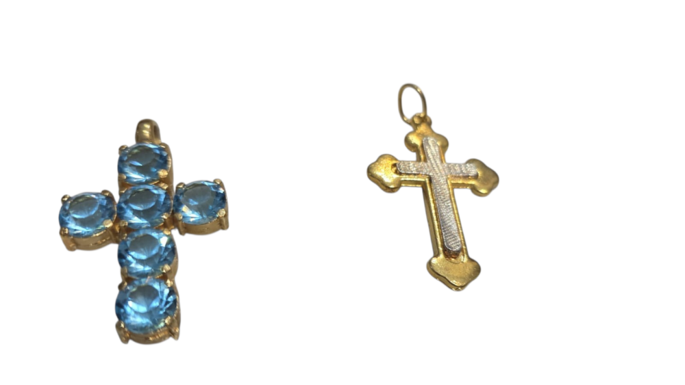 Par de elegantes pingentes de crucifixo