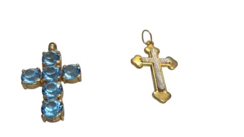 Par de elegantes pingentes de crucifixo