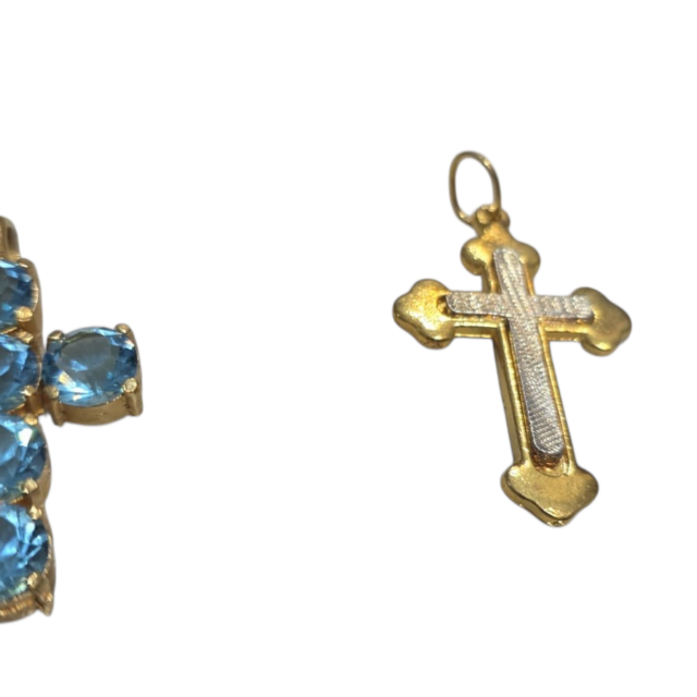 Par de elegantes pingentes de crucifixo