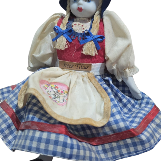 Antiga boneca de porcelana