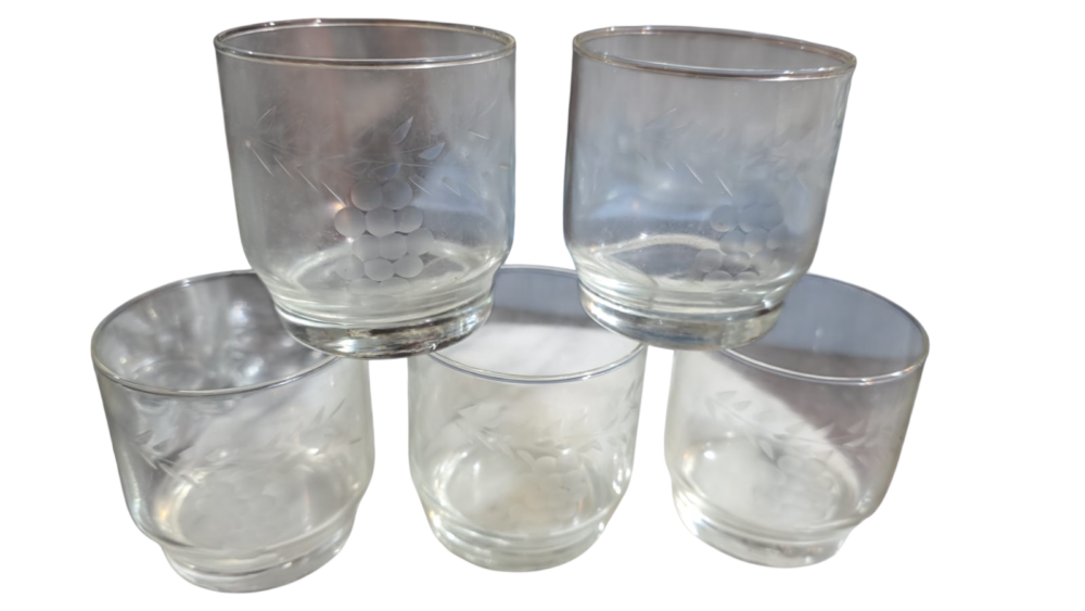 Antigos copos de cristal com uvas lapidadas