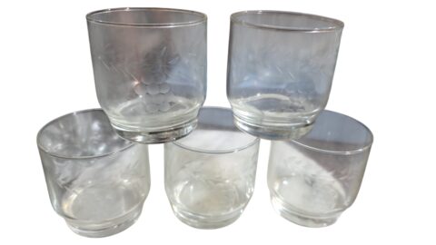 Antigos copos de cristal com uvas lapidadas