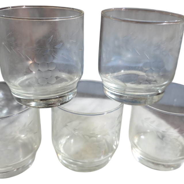 Antigos copos de cristal com uvas lapidadas