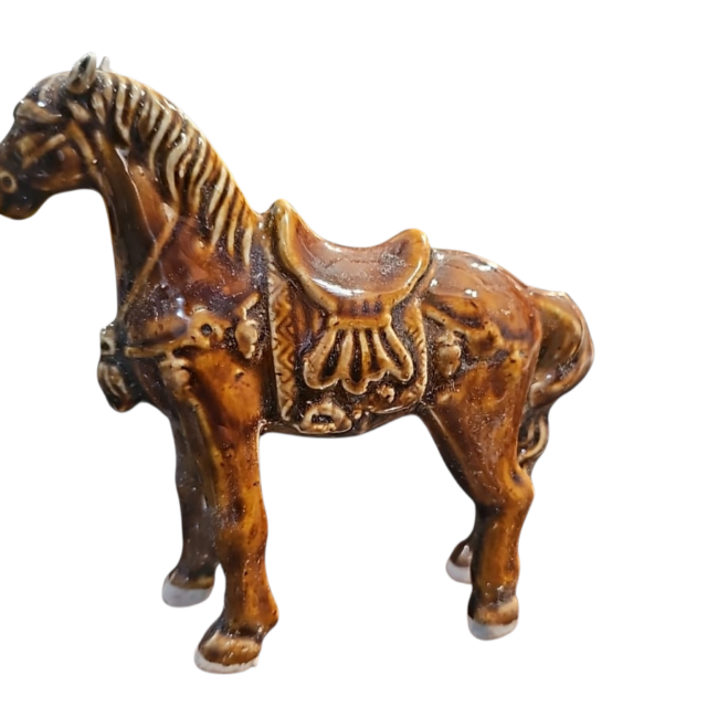 Escultura representando cavalo de porcelana