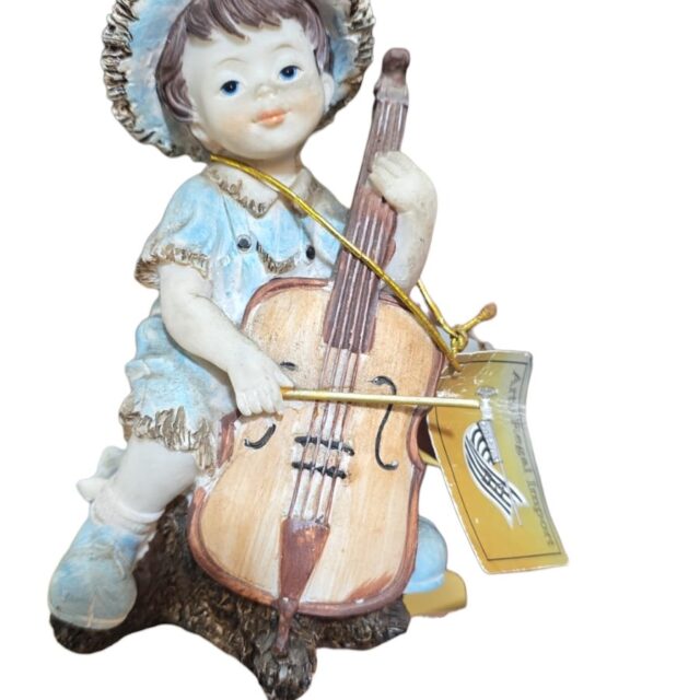 Escultura de resina ainda com etiqueta