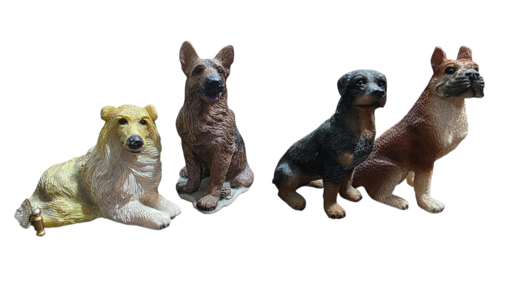 Quarteto de antigas esculturas realistas de cachorros