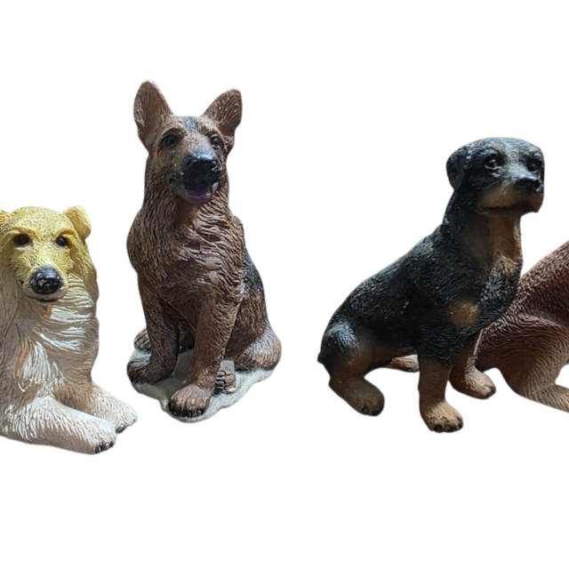 Quarteto de antigas esculturas realistas de cachorros