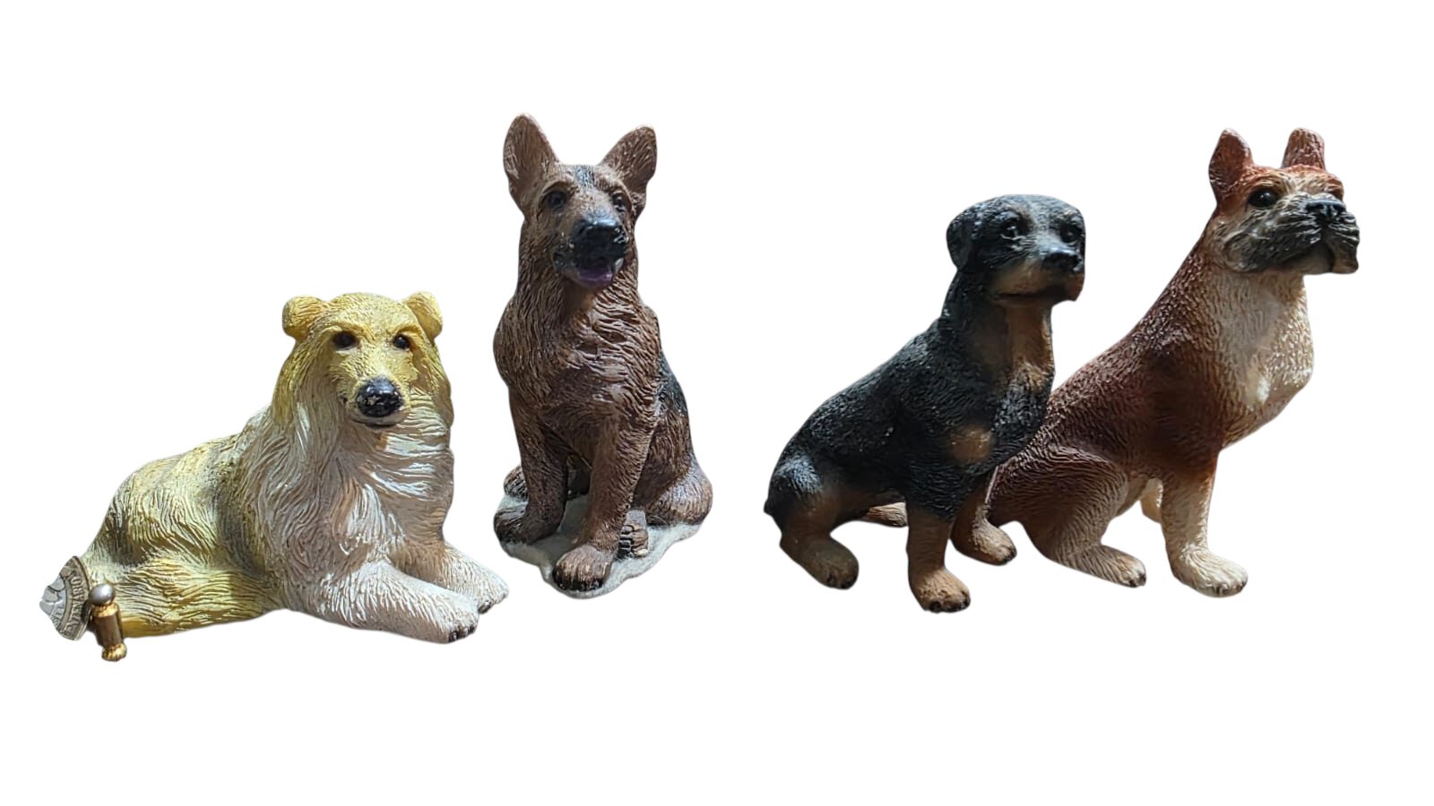 Quarteto de antigas esculturas realistas de cachorros
