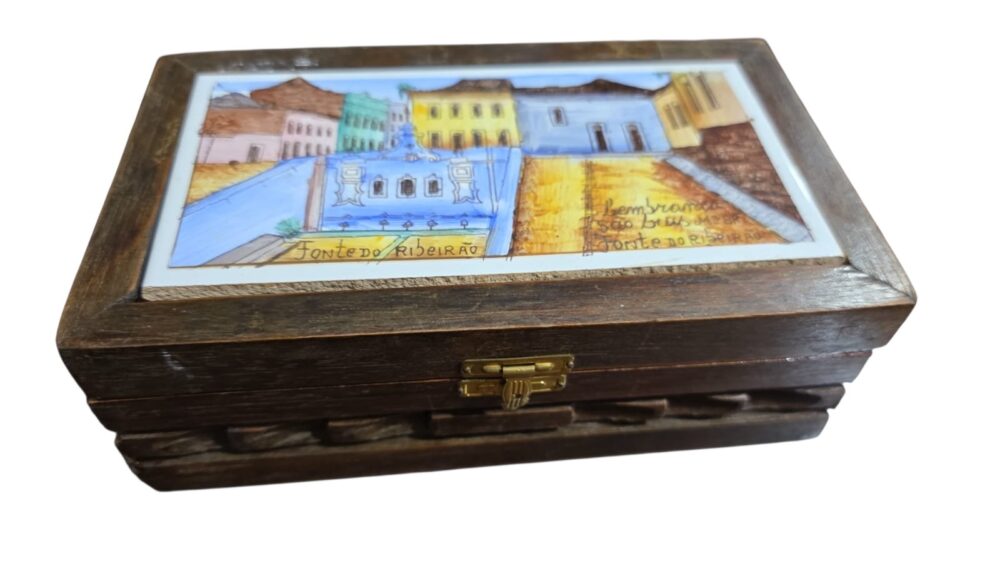 Antigo porta joias de madeira com azulejo pintado a mão na tampa