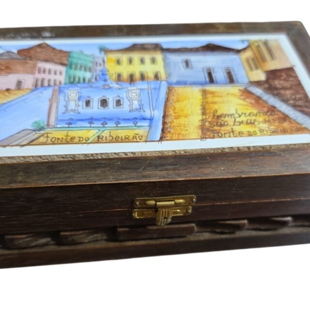 Antigo porta joias de madeira com azulejo pintado a mão na tampa