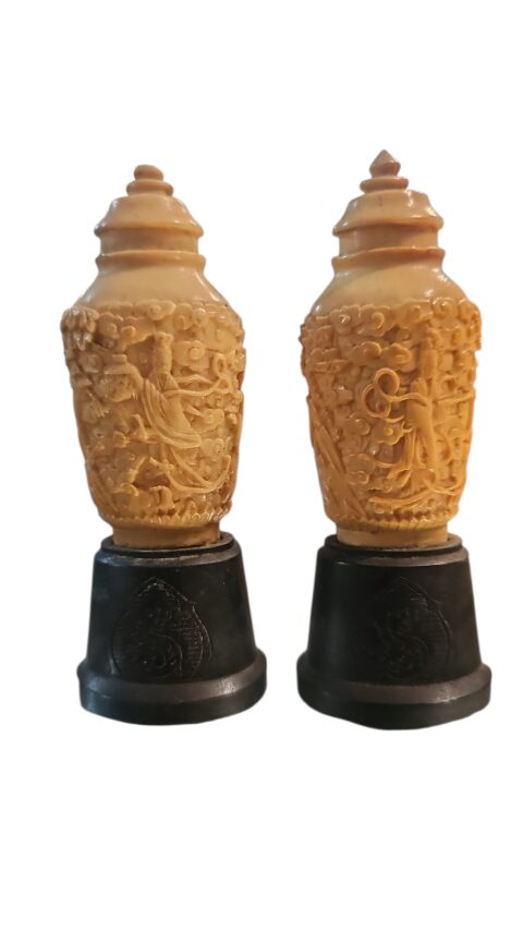 Vasos orientais de resina ornamentados com bela arte em relevos