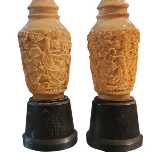 Vasos orientais de resina ornamentados com bela arte em relevos