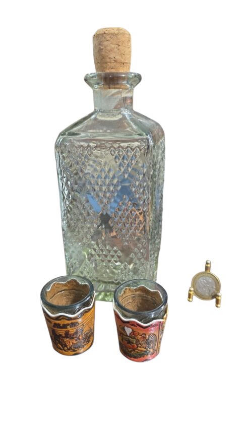 Antigo conjunto com garrafa e dois copinhos