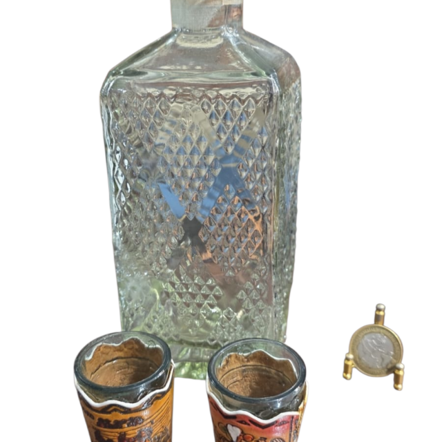 Antigo conjunto com garrafa e dois copinhos