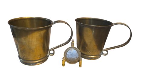 Canecas em dourado metal ornamentadas com motivos florais