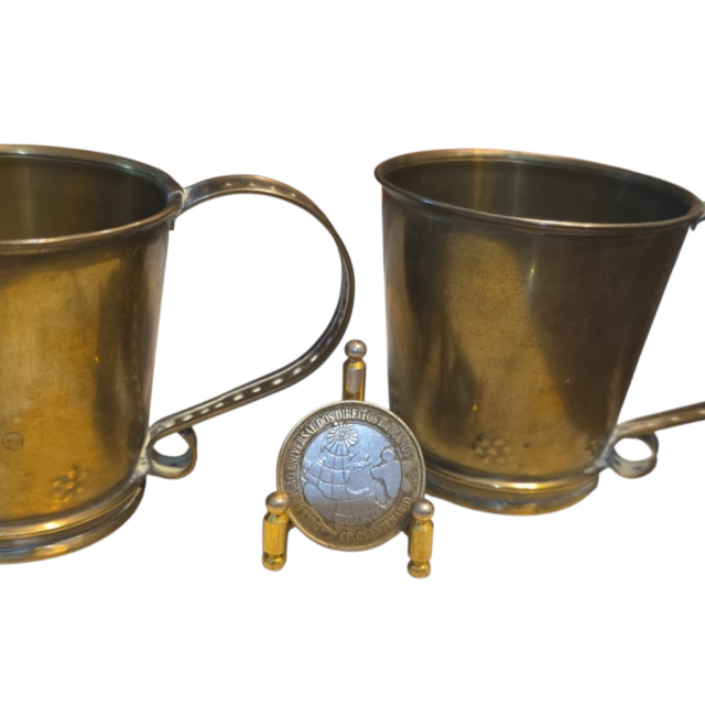 Canecas em dourado metal ornamentadas com motivos florais