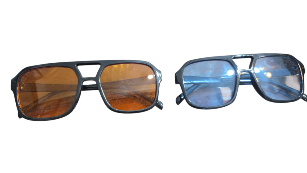 Par de óculos com lentes azuis e laranjas