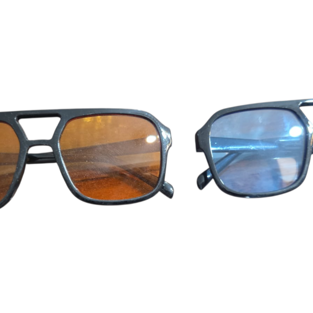 Par de óculos com lentes azuis e laranjas