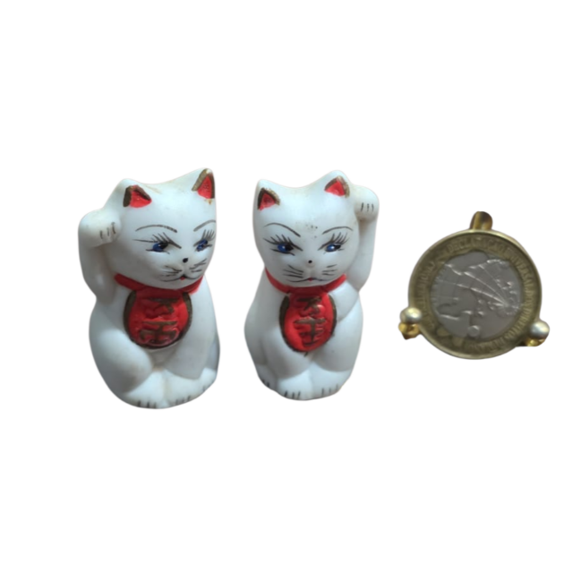 Par de gatos da sorte chineses de porcelana