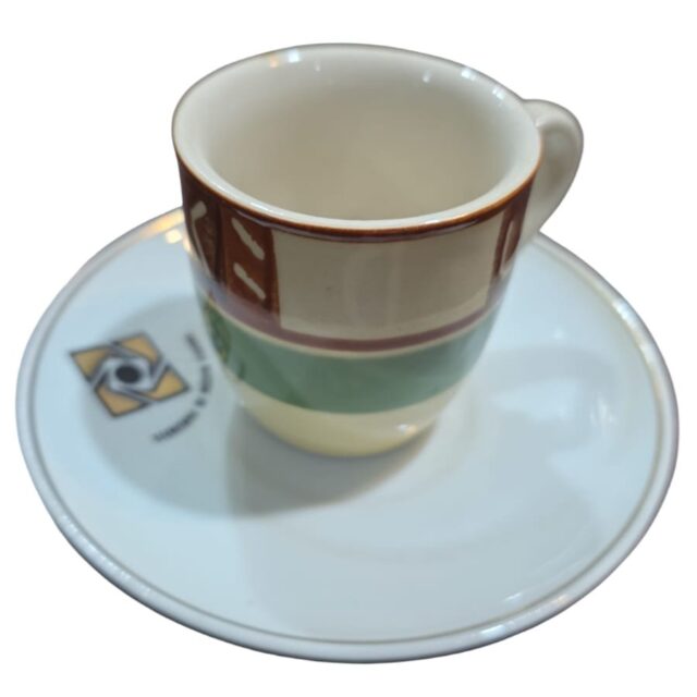 Antiga xícara de porcelana, pires da receita federal