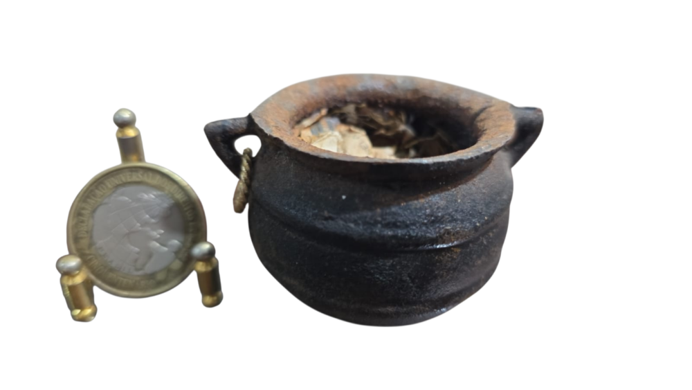 Cadeirão antigo de ferro