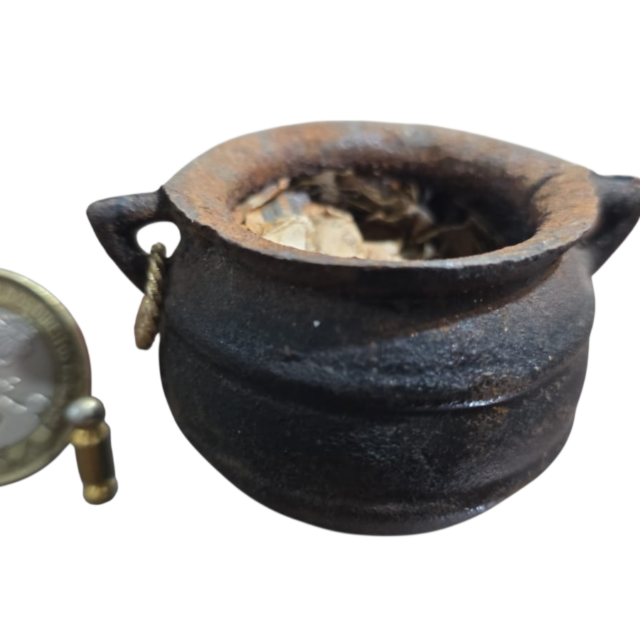 Cadeirão antigo de ferro