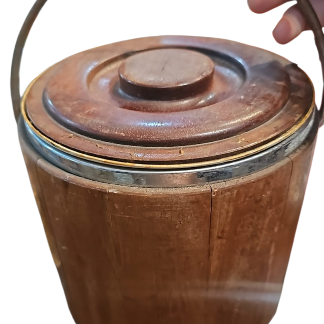 Antigo e rústico balde de gelo com estrutura de madeira