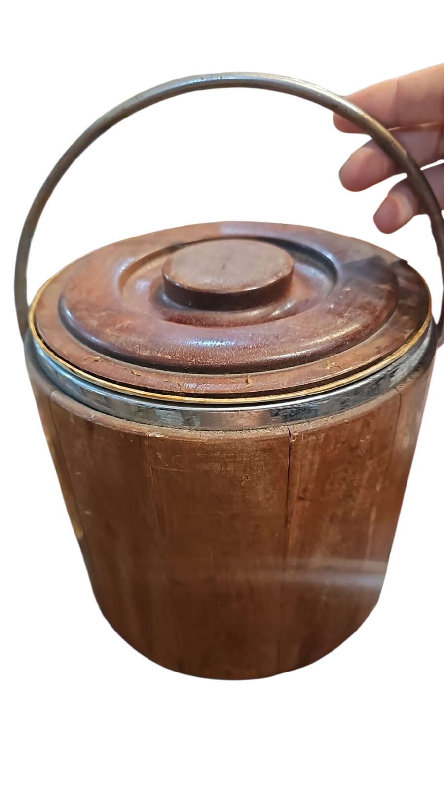 Antigo e rústico balde de gelo com estrutura de madeira
