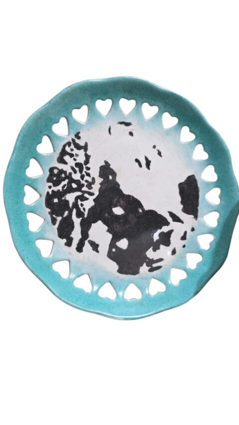 Antigo prato de porcelana