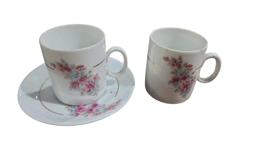 Conjunto duas xícaras de café e um pires porcelana Renner