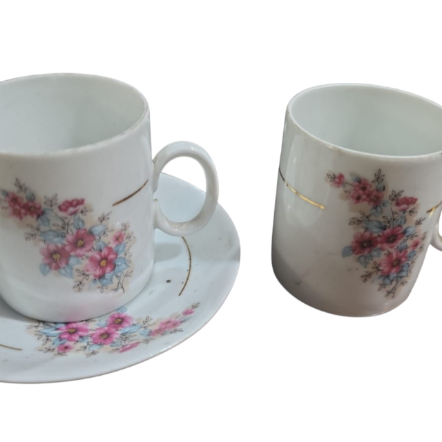 Conjunto duas xícaras de café e um pires porcelana Renner