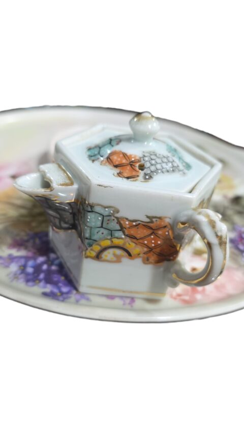 Belo pequeno bule de porcelana
