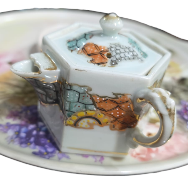 Belo pequeno bule de porcelana