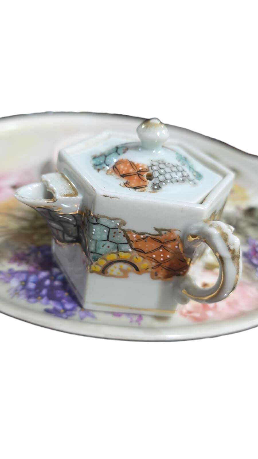 Belo pequeno bule de porcelana