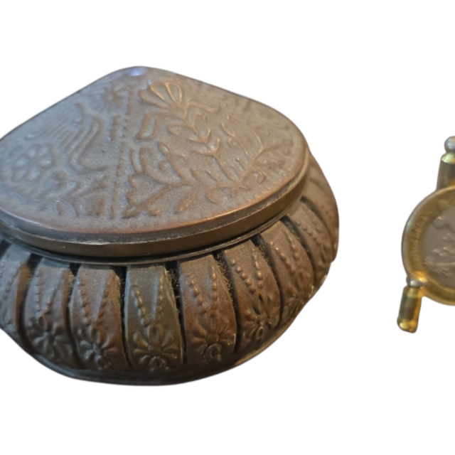 Potiche indiano em dourado metal