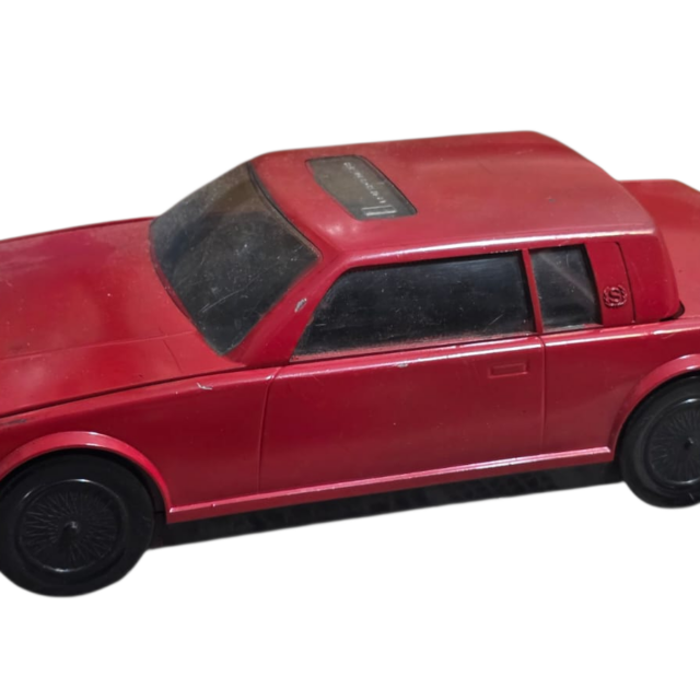 Antigo rebobinador de fita em formato de carro