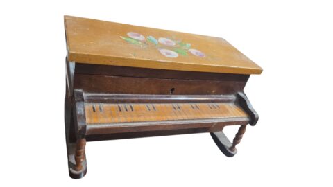 Antigo grande piano porta joias de madeira