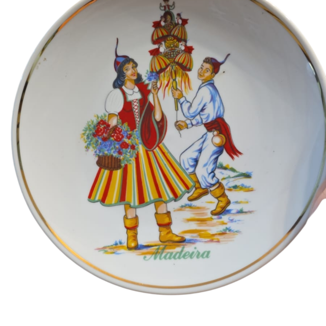 Porcelana portuguesa com bela arte e filete de ouro