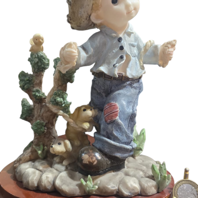 Grande e bela escultura de resina