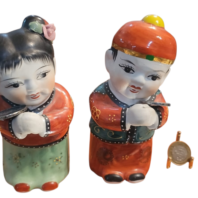 Par de esculturas orientais de porcelana chinesa