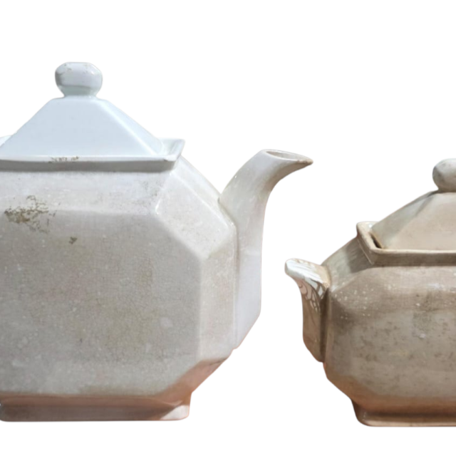 Conjunto de bule e açucareiro em porcelana no estilo oriental