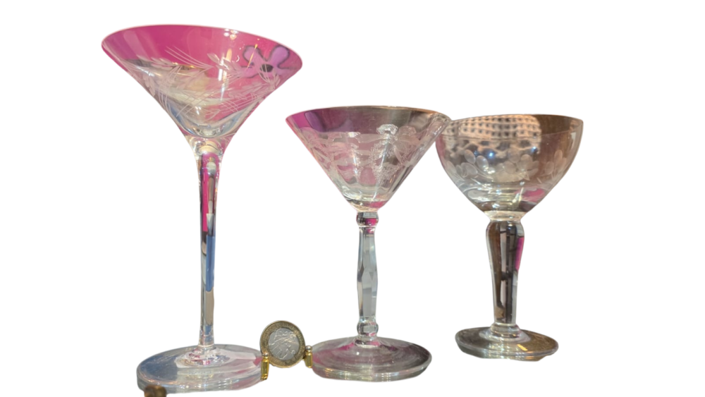 Trio de elegantes taças de cristal com belas lapidações