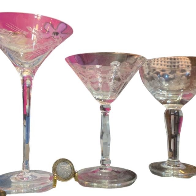 Trio de elegantes taças de cristal com belas lapidações
