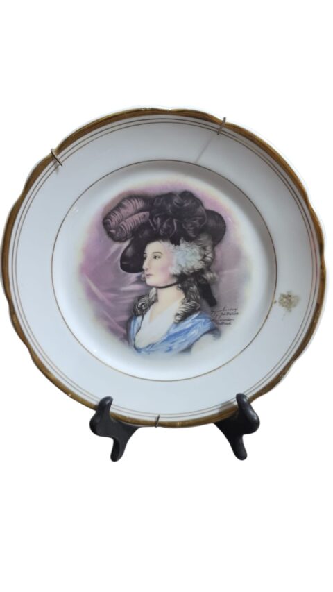 Antiga porcelana com bela arte, acompanha adereço de pendurar